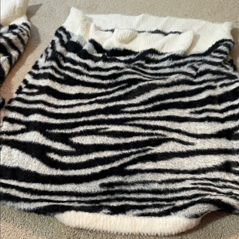 Express Black & White Zebra-Print Fuzzy Crewneck Sweater - Picture 6 of 6